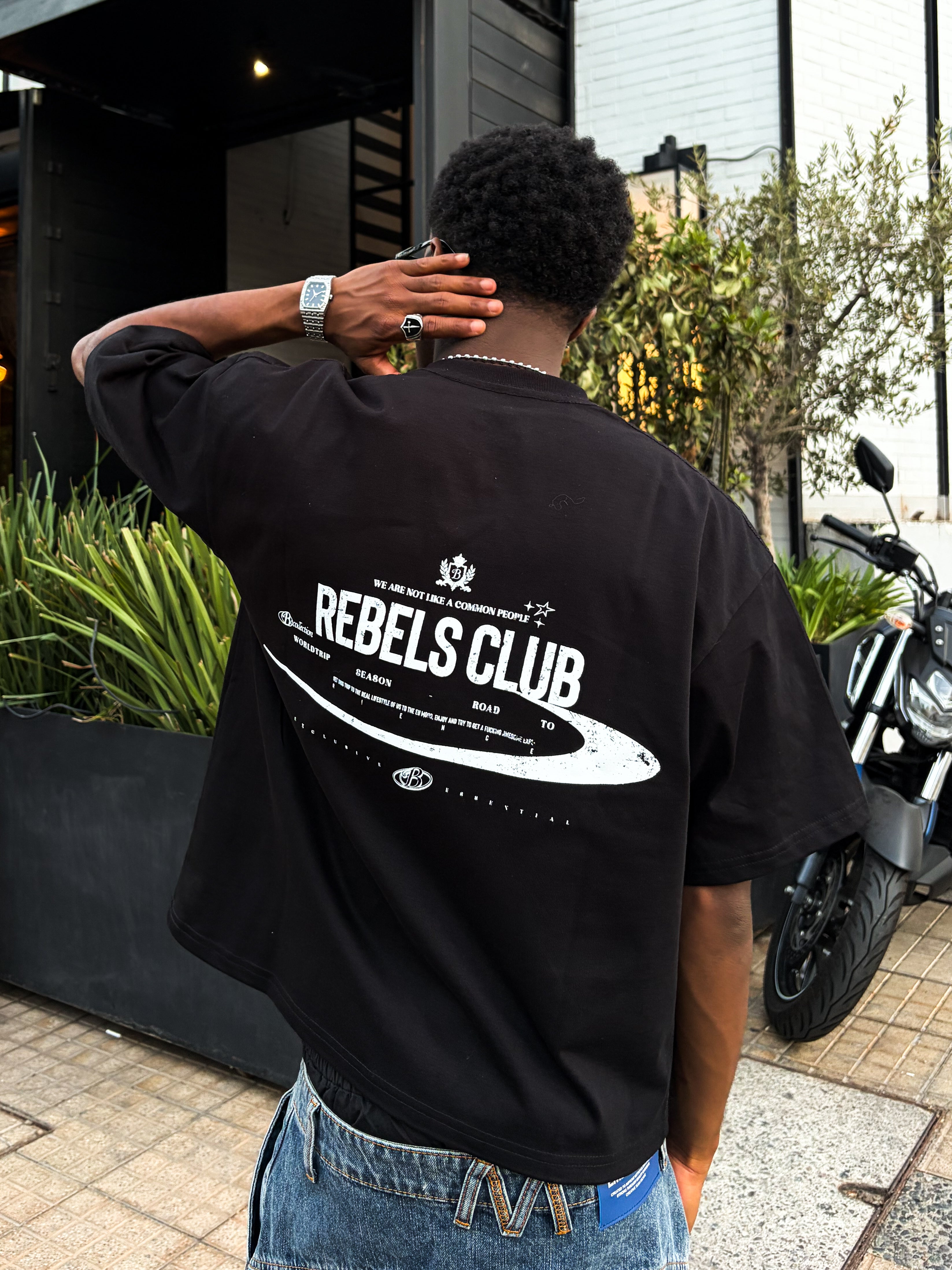 Polera negra rebels club algodón grueso