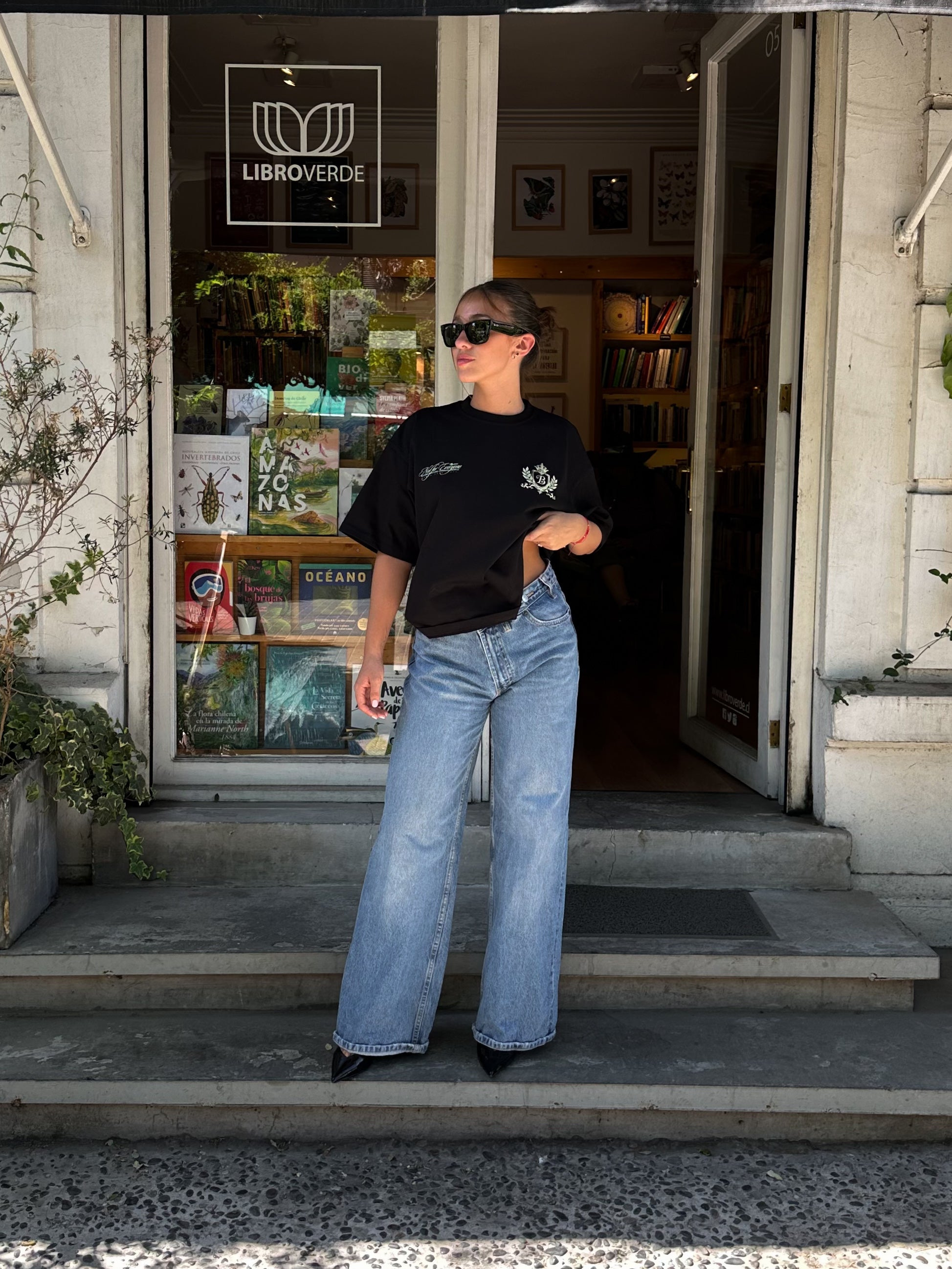 Polera negra escudo Bo worldtrip algodón grueso