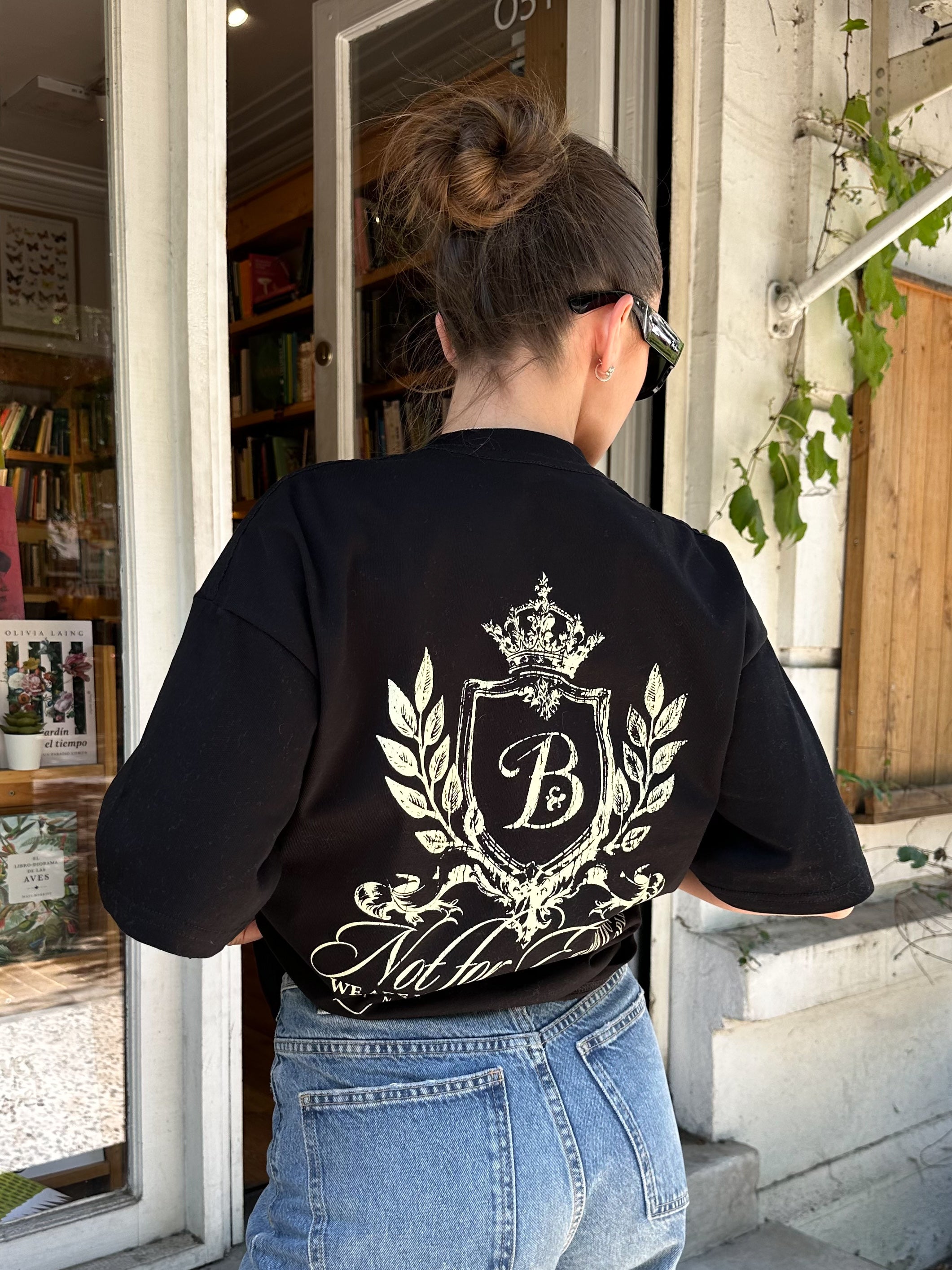 Polera negra escudo Bo worldtrip algodón grueso