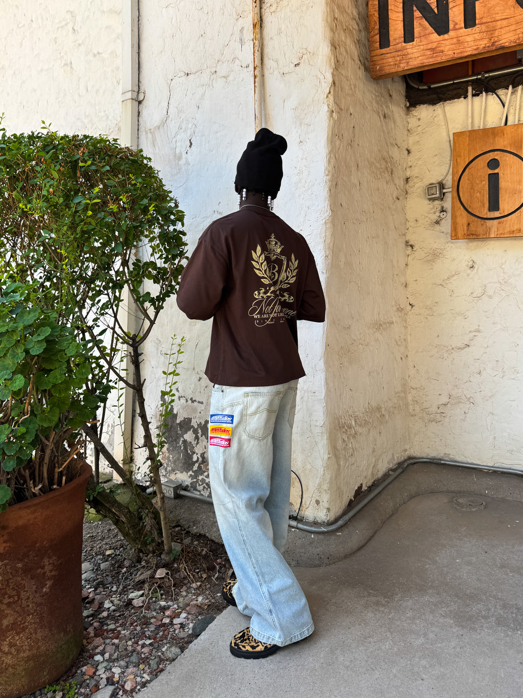 Polera marrón escudo Bo worldtrip algodón grueso