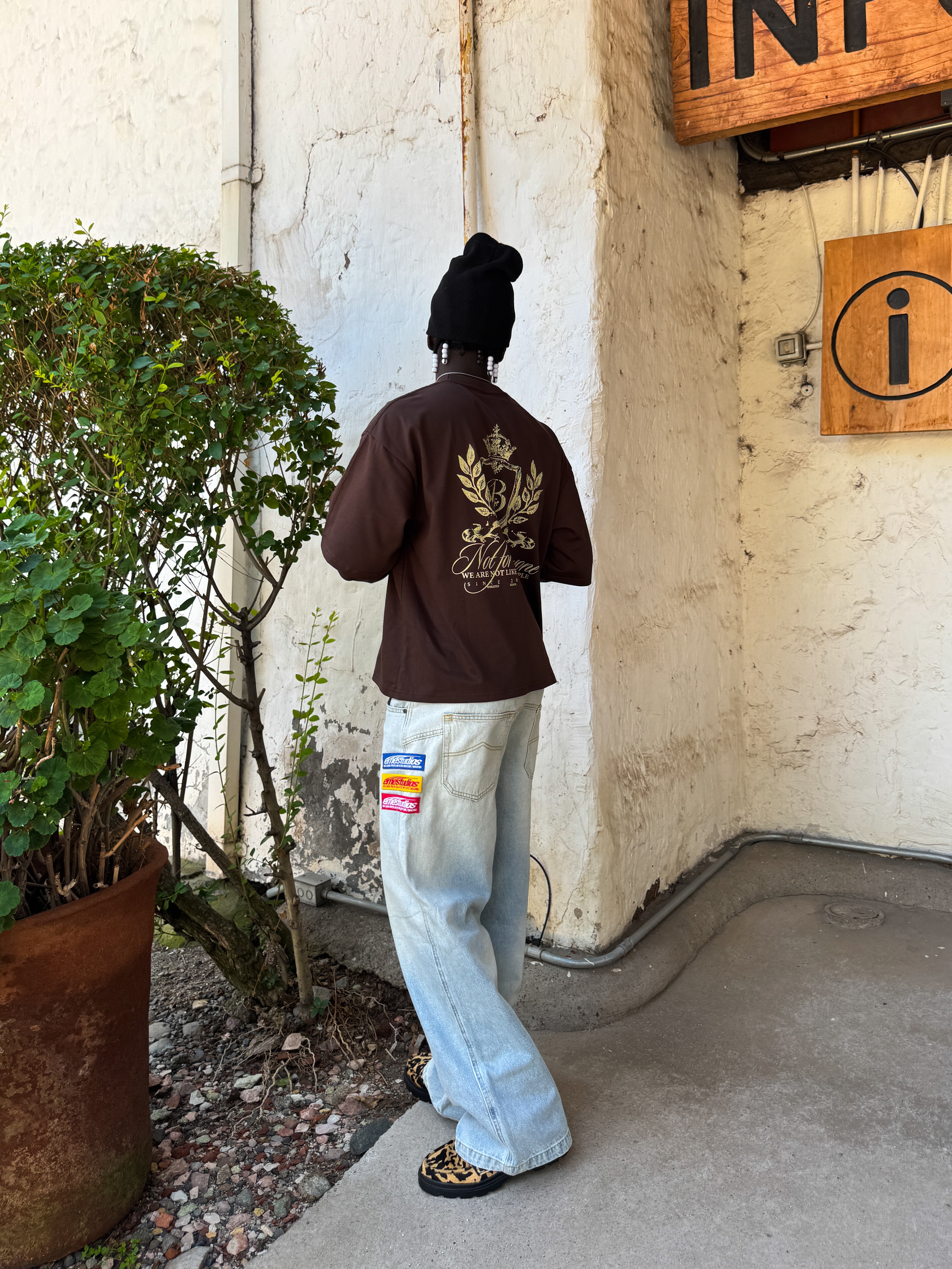 Polera marrón escudo Bo worldtrip algodón grueso