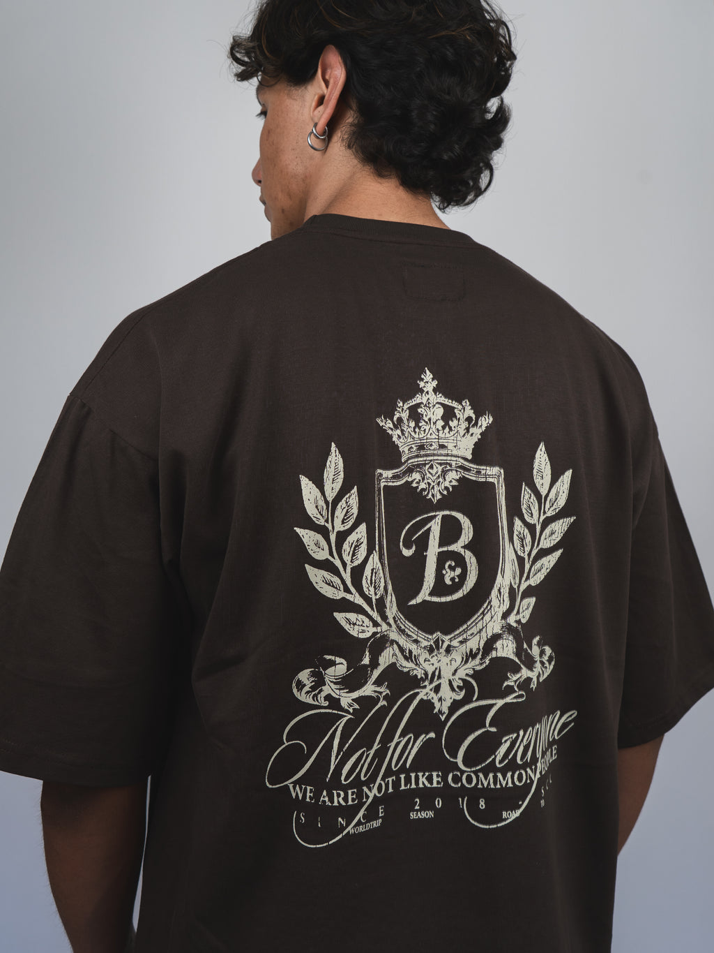 Polera marrón escudo Bo worldtrip algodón grueso