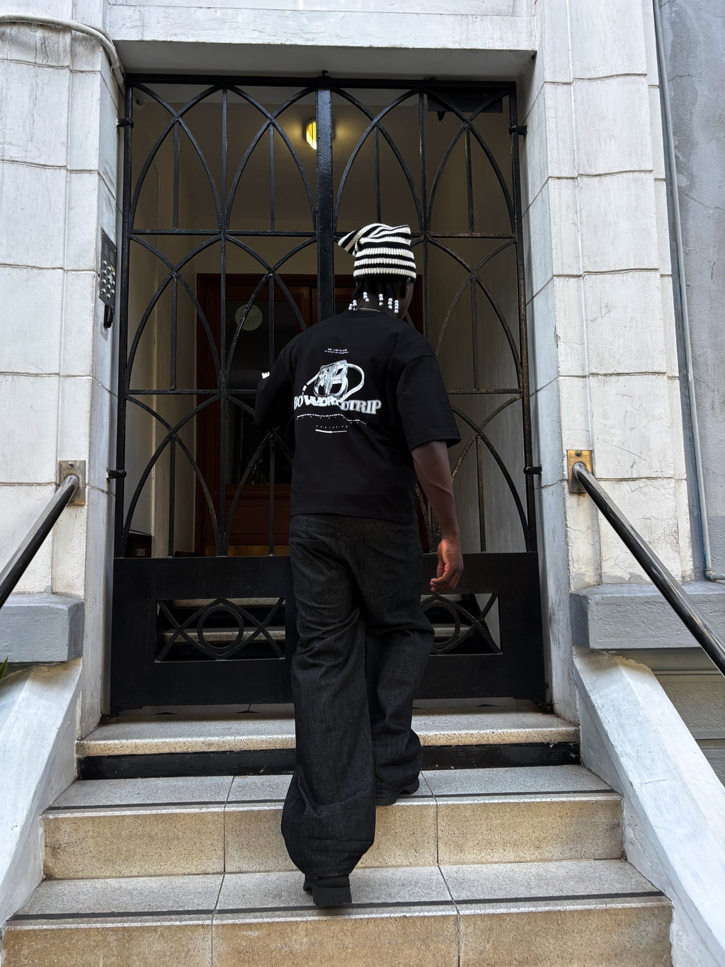 Polera negra logo 3D worldtrip algodón grueso