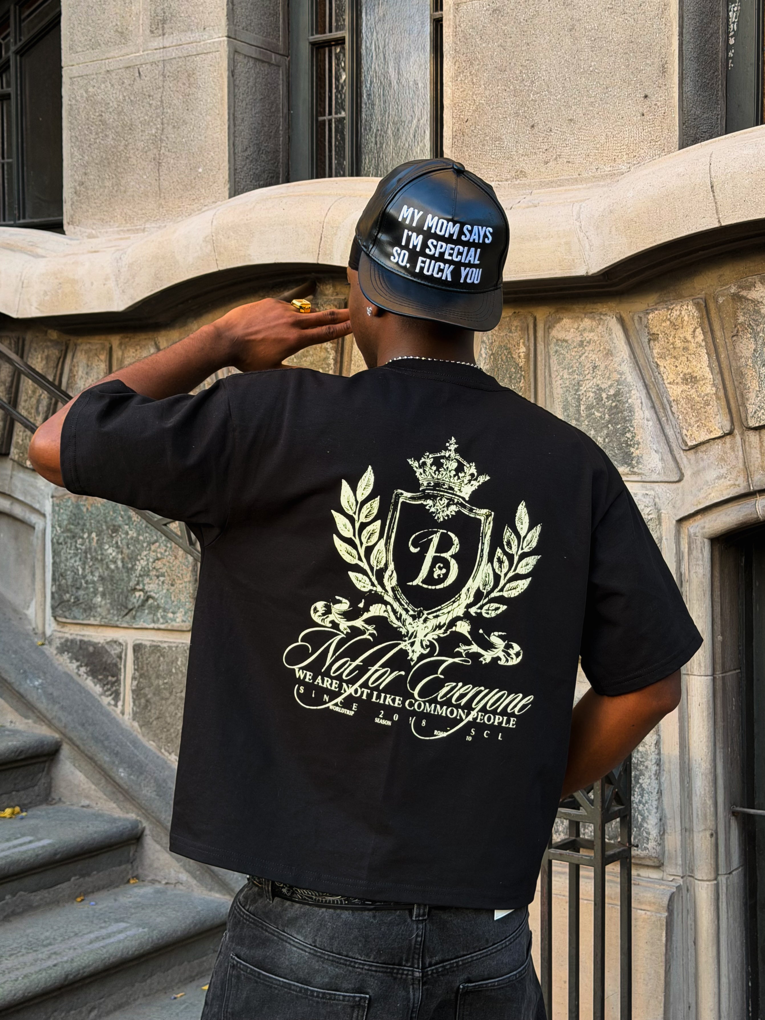 Polera negra escudo Bo worldtrip algodón grueso