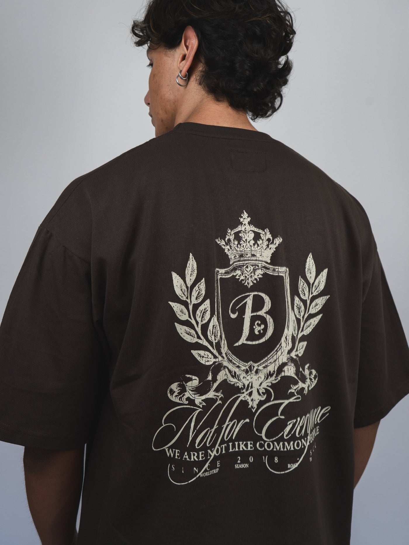 Polera marrón escudo Bo worldtrip algodón grueso - BO COLLECTION ®