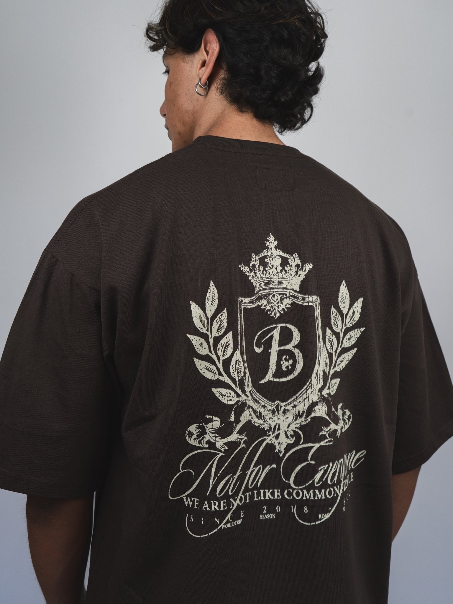 Polera marrón escudo Bo worldtrip algodón grueso - BO COLLECTION ®