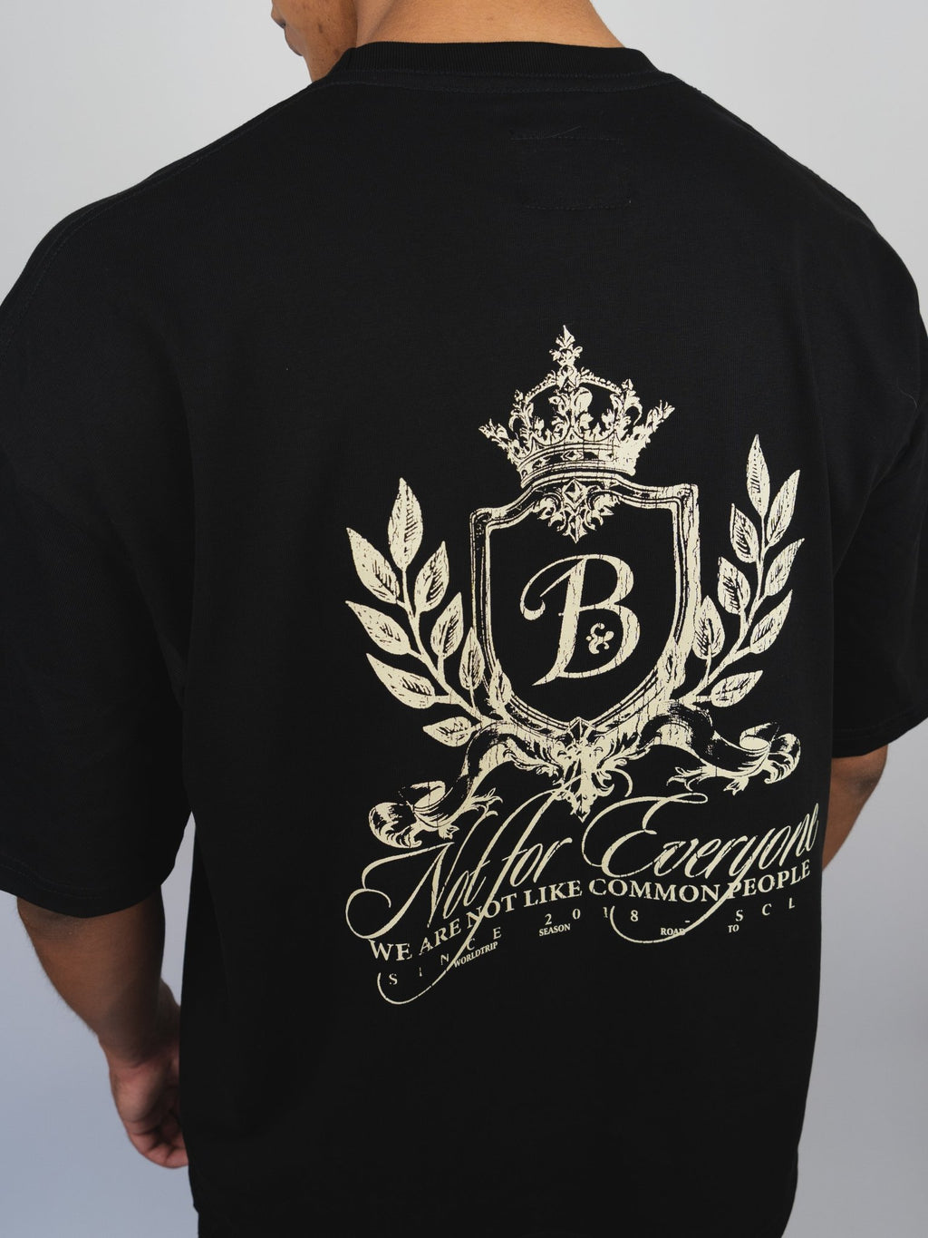 Polera negra escudo Bo worldtrip algodón grueso - BO COLLECTION ®