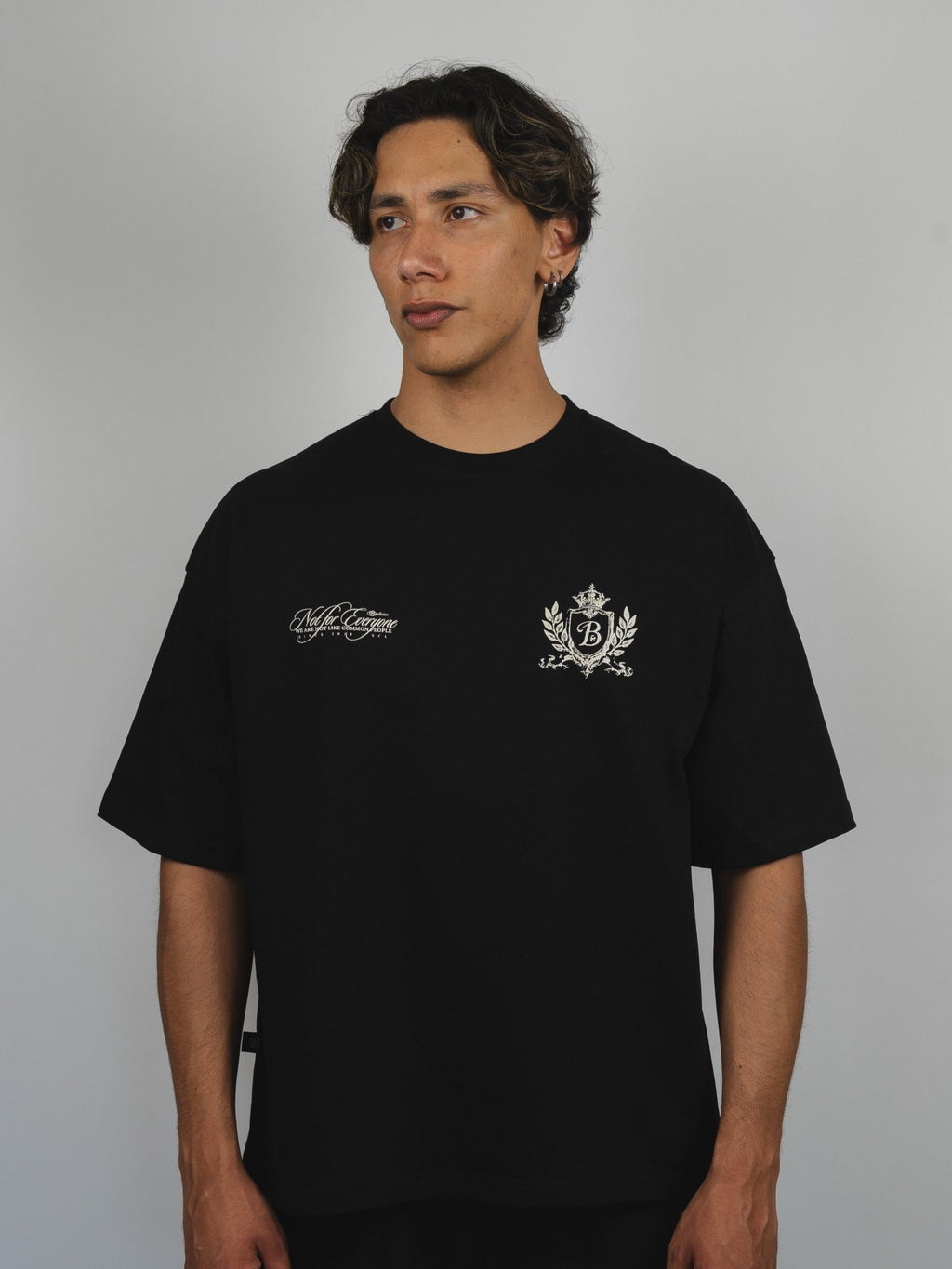 Polera negra escudo Bo worldtrip algodón grueso - BO COLLECTION ®