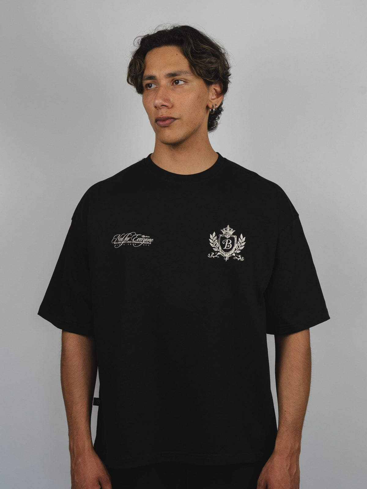 Polera negra escudo Bo worldtrip algodón grueso - BO COLLECTION ®