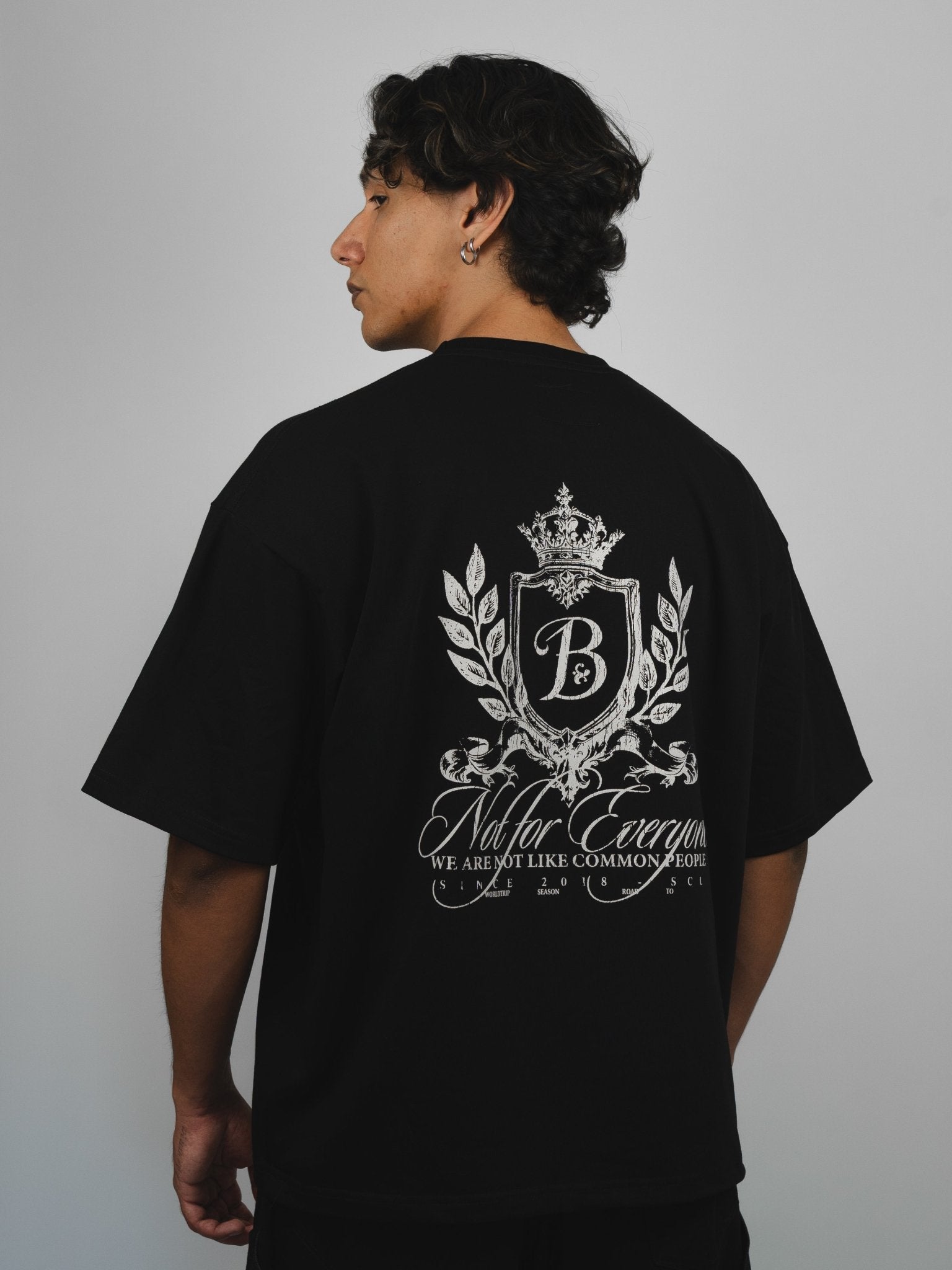 Polera negra escudo Bo worldtrip algodón grueso - BO COLLECTION ®