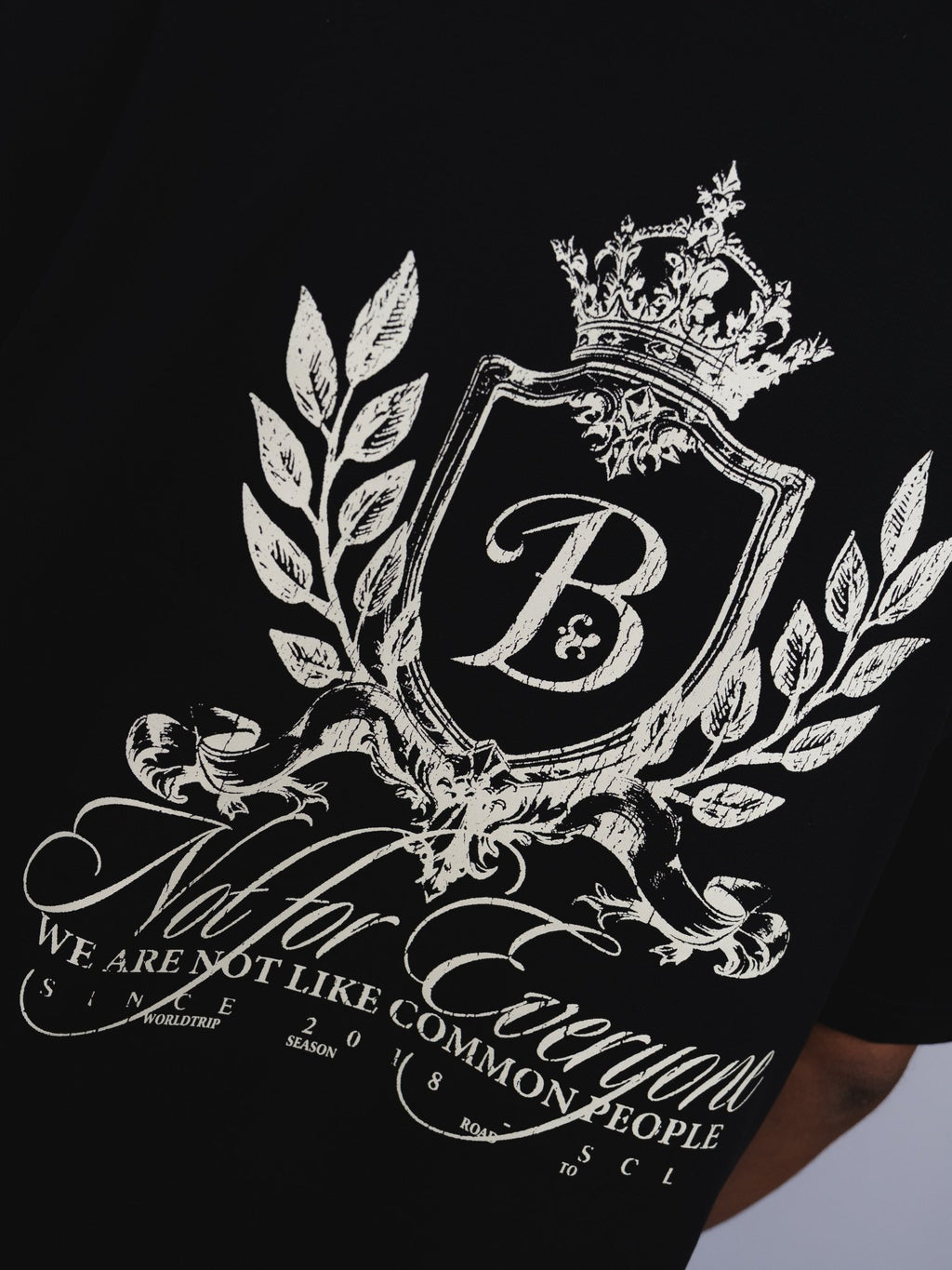 Polera negra escudo Bo worldtrip algodón grueso - BO COLLECTION ®